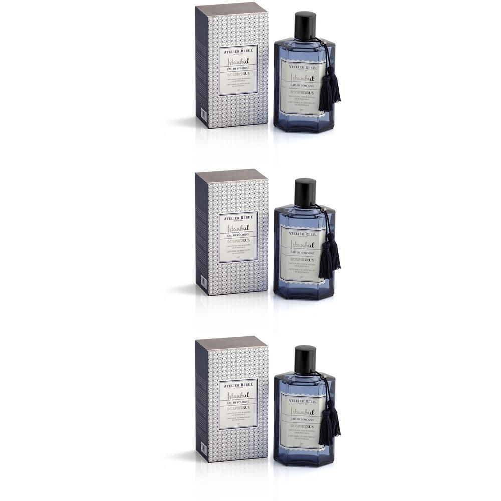 Trois flacons d'eau de Cologne avec emballage. Flacons en verre bleu avec bouchon noir et pompon. Emballage à motifs blancs.