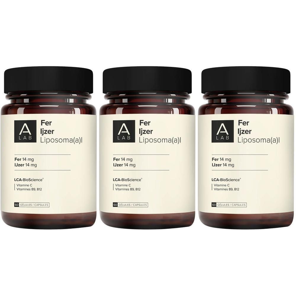 Drie bruine glazen flessen met zwarte doppen. De etiketten tonen "A LAB Fer Liposoma(a)l", "Fer 14 mg" en "Uzer 14 mg". 