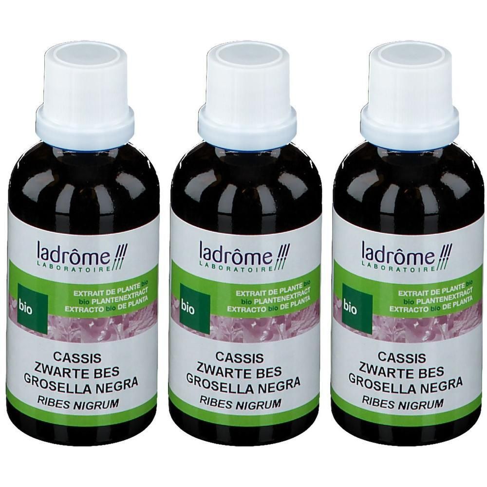 Drie flessen met witte doppen en etiketten. Opschrift: Ladrôme, Cassis, Bio. Zwarte vloeistof zichtbaar.
