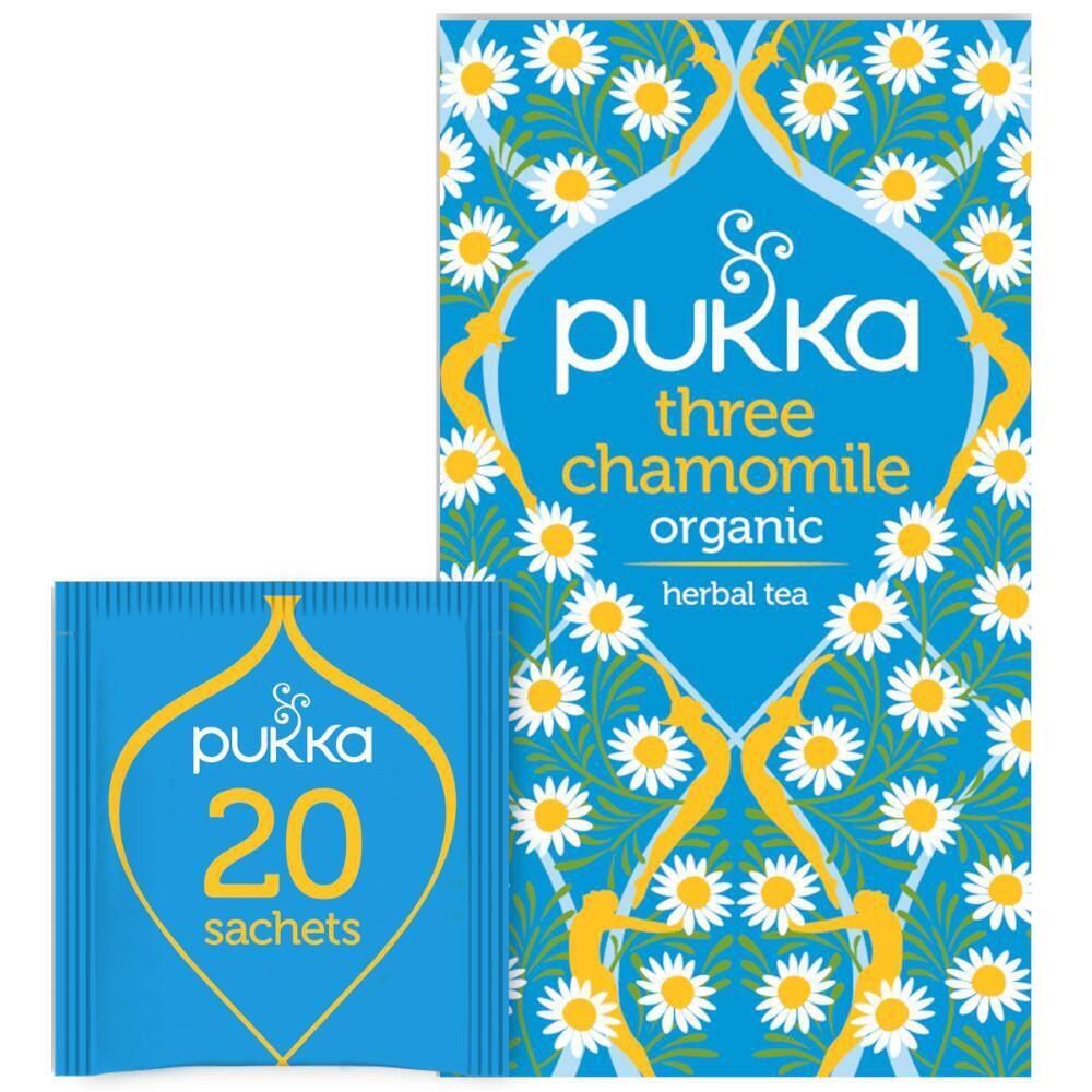 Verpakking en theezakje. Blauwe verpakking met kamillebloemen en tekst Pukka Three Chamomile. Enkel zakje met 20 sachets.