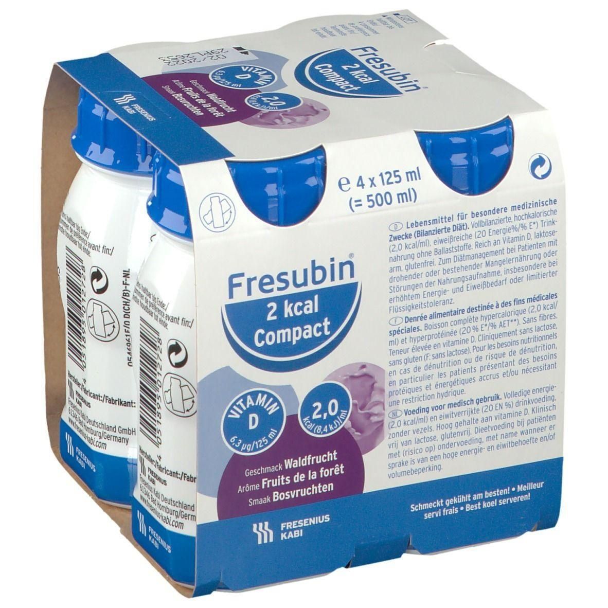 Verpakking met vier flessen. Opschrift: Fresubin 2 kcal Compact. Smaak: Bosvruchten. Bevat vitamine D. Totaal volume 500 ml.