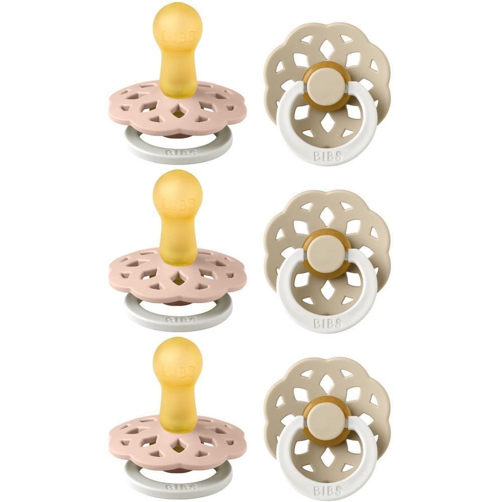 Trois sucettes, rose et beige, avec tétines jaunes. Anneaux et boucliers de couleurs différentes.