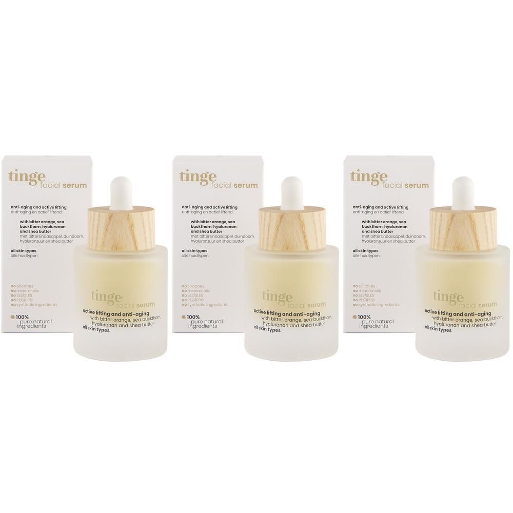 Trois flacons de sérum avec bouchon en bois et emballage en carton. Inscription : Tinge facial serum, active lifting and anti-aging.