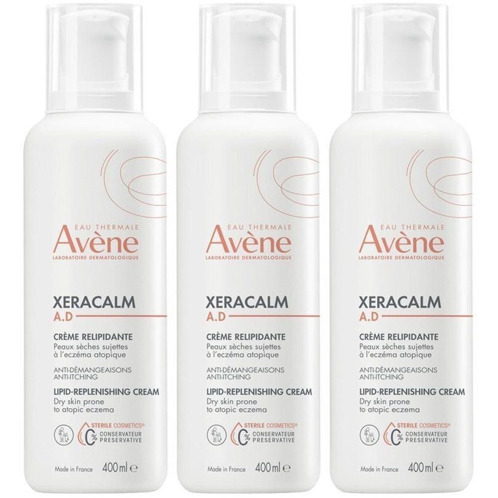 Drie witte flessen Avène XeraCalm A.D. met pomp. Tekst: XeraCalm A.D., Crème relipidante, 400ml.