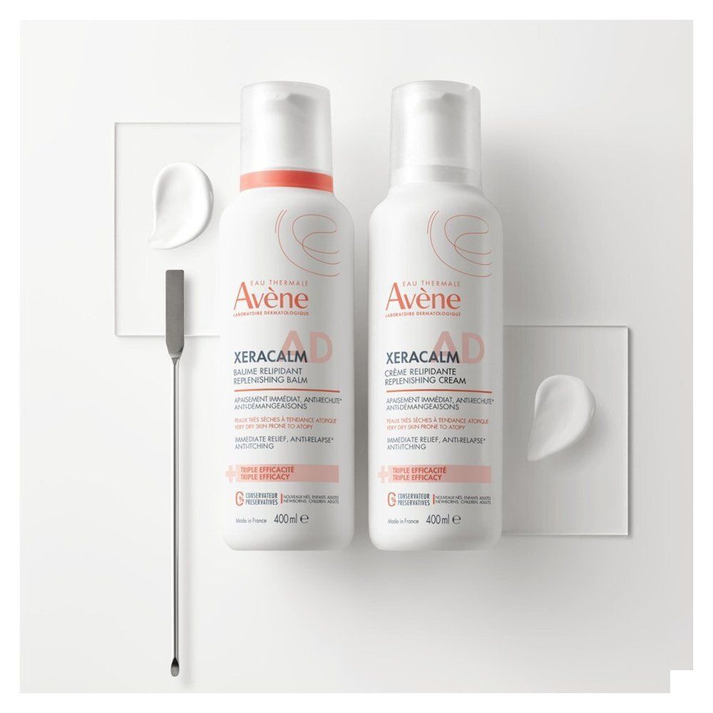 Twee flessen Avène XeraCalm A.D. en een spatel. Tekst: XeraCalm A.D., Crème relipidante, 400ml.