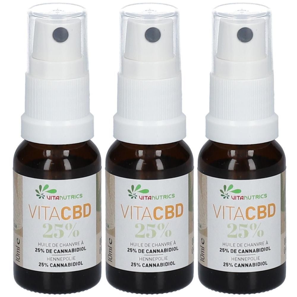 Trois flacons de Vitanutrics VitaCBD 25% avec vaporisateur. Flacons en verre brun avec impression blanche. Inscription : VitaCBD 25%.