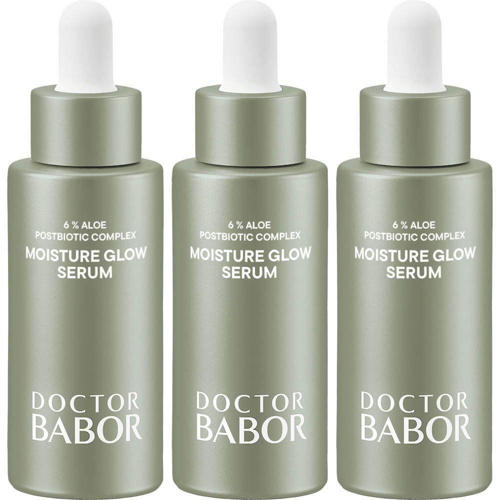 Drie groene serumflessen met witte pipetten. Opschrift: Moisture Glow Serum, Doctor Babor.
