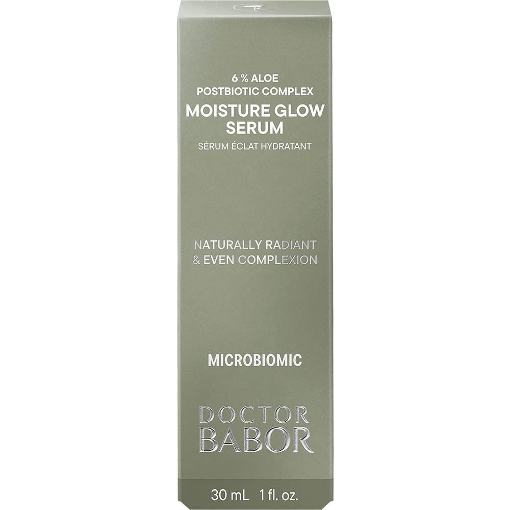 Groene productverpakking. Opschrift: Moisture Glow Serum, Doctor Babor. Tekst: Naturally Radiant & Even Complexion.