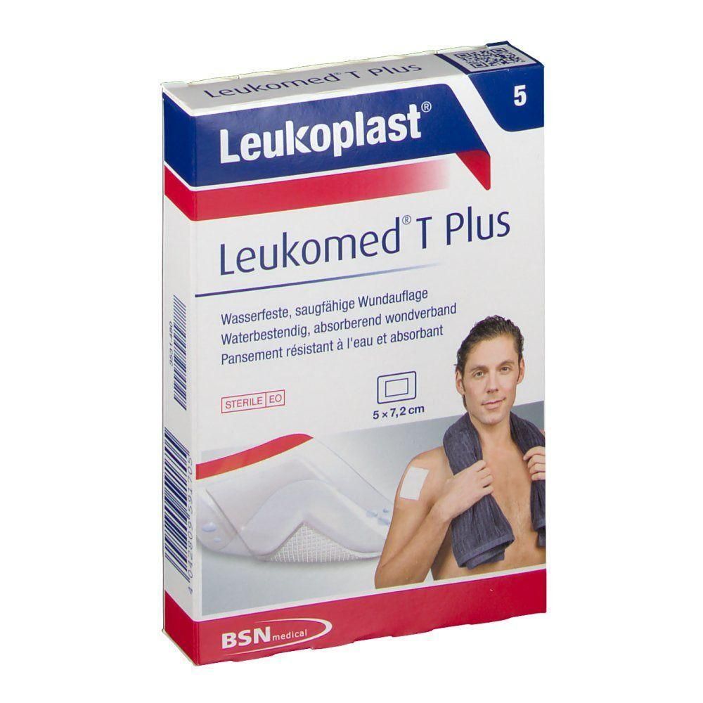 Emballage de Leukoplast Leukomed T Plus. Pansement absorbant résistant à l'eau. Dimensions 5 x 7,2 cm. Homme avec pansement sur l'épaule.