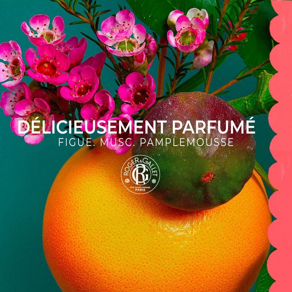 Orange, figue et fleurs roses. Texte: 'DÉLICIEUSEMENT PARFUMÉ'.