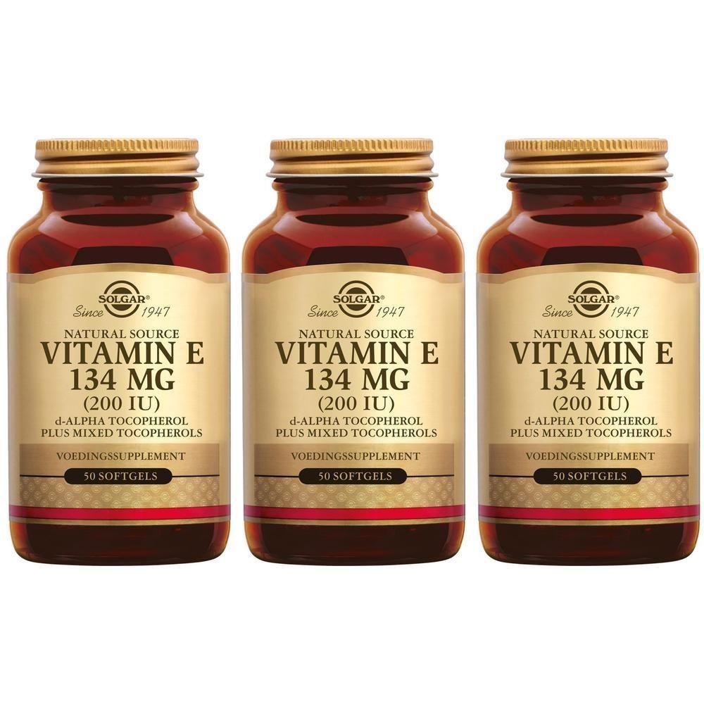 Trois flacons en verre brun avec des couvercles dorés. Les étiquettes indiquent "Vitamin E 134 mg (200 IU)" et "50 Softgels". Marque : Solgar.