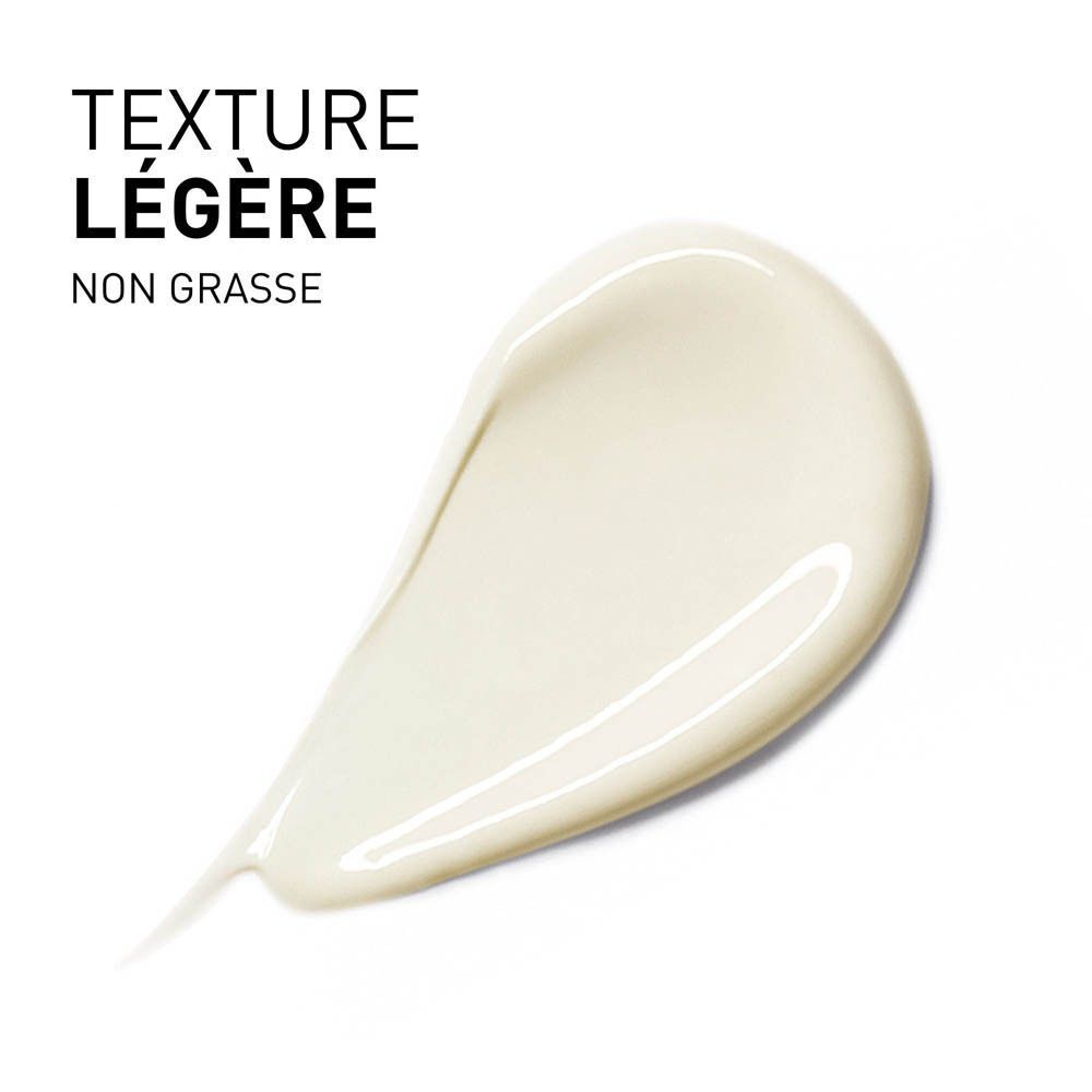 Gros plan d'un produit crémeux. Texte : 'TEXTURE LÉGÈRE NON GRASSE'.