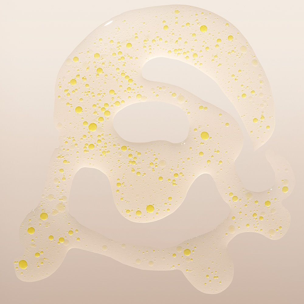 Liquide jaune avec bulles. Sur fond clair.