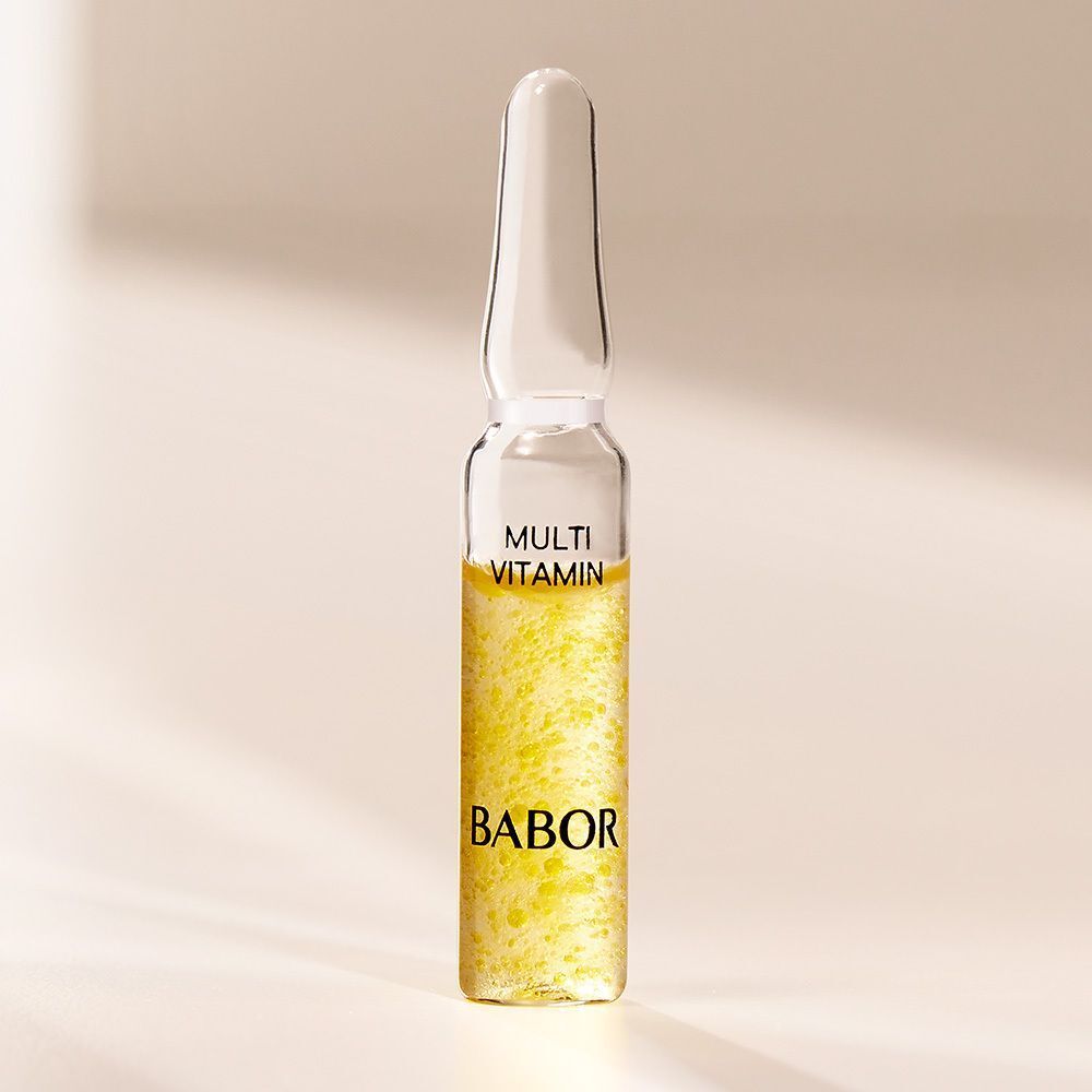 Ampoule unique avec liquide jaune. Inscription "MULTI VITAMIN" et "BABOR".