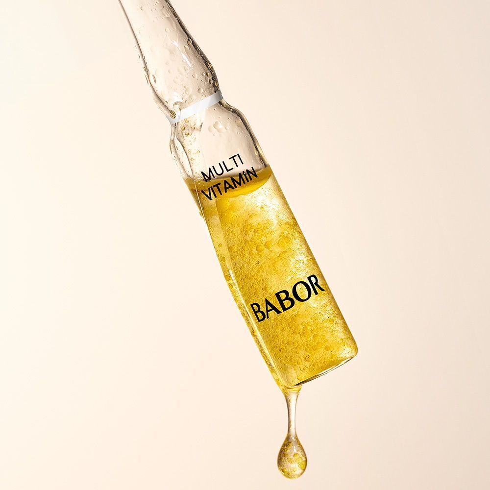 Ampoule avec liquide jaune, goutte. Inscription "MULTI VITAMIN" et "BABOR".