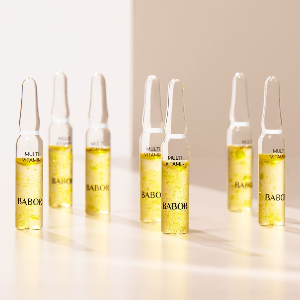 Plusieurs ampoules avec liquide jaune. Inscription "MULTI VITAMIN" et "BABOR".