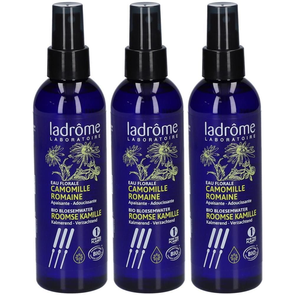 Trois flacons bleus avec vaporisateur noir. Inscription: Ladrôme, Eau Florale Camomille Romaine, Bio.