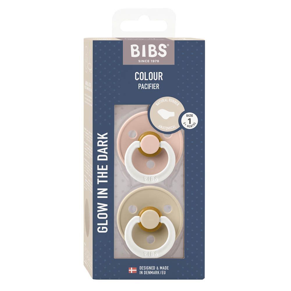 Verpakking met twee fopspenen, roze en beige. Ronde vorm, siliconen speen. BIBS-logo, 'Glow in the dark'.
