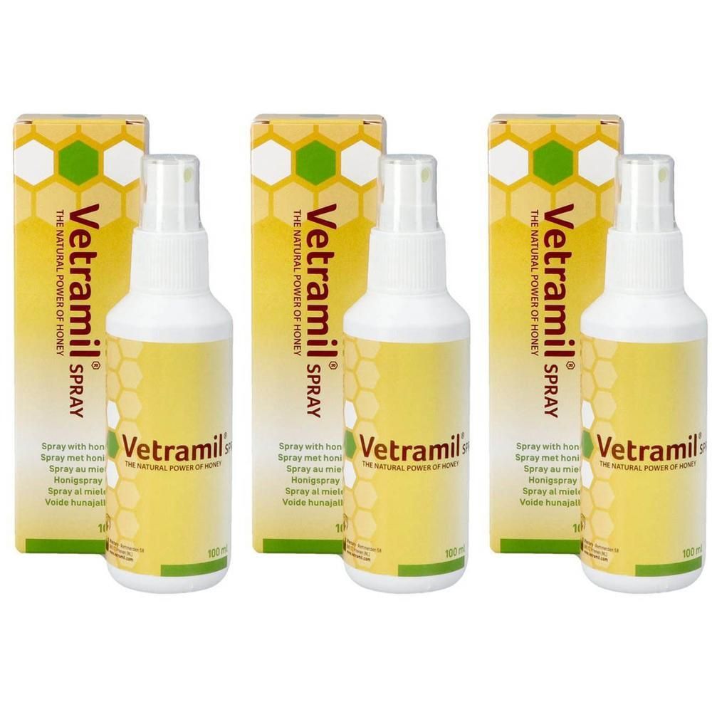 Trois flacons et emballages de Vetramil Spray. Flacons blancs avec vaporisateur, emballage jaune avec motif en nid d'abeilles et texte.
