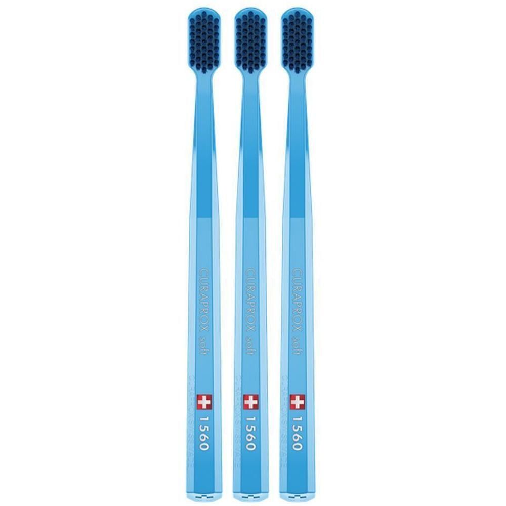 Trois brosses à dents bleues avec des poils noirs. Le manche porte la croix suisse et le chiffre 1560.