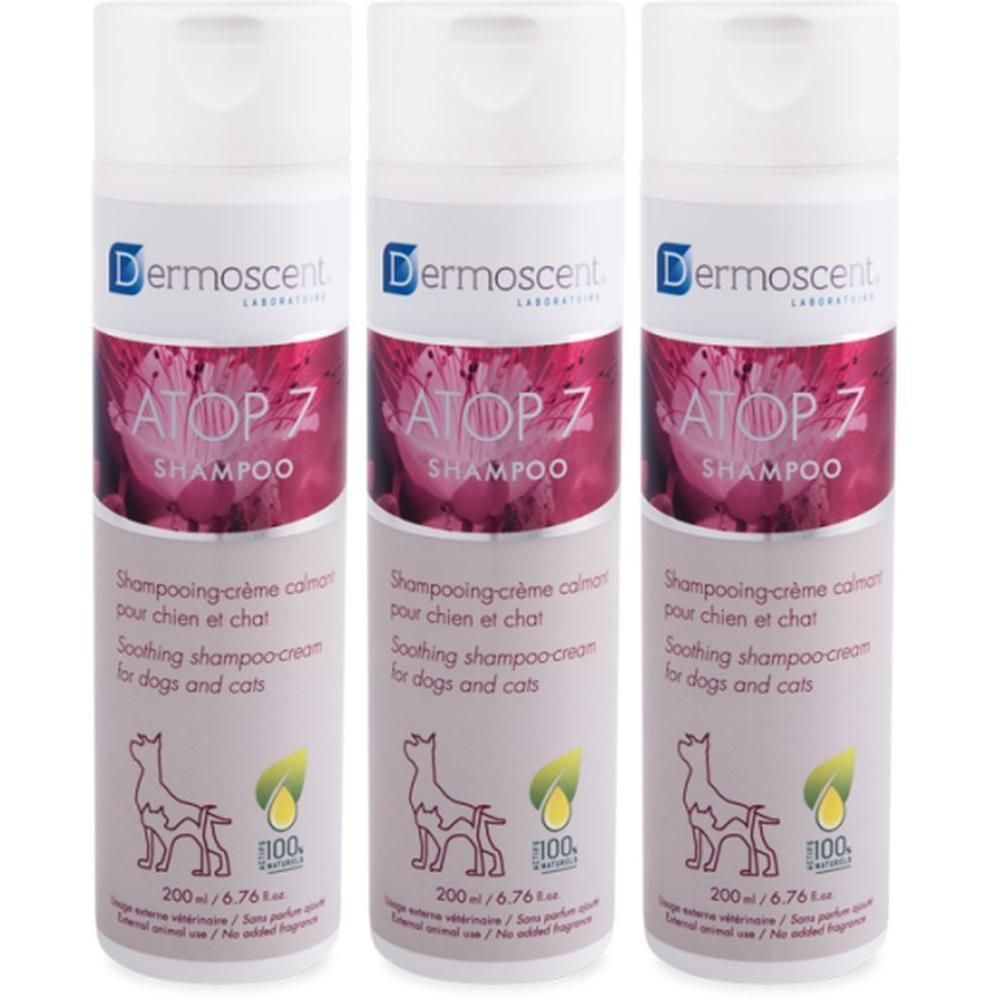 Drie flessen Dermoscent Atop 7 shampoo. Wit-paars etiket met productnaam, hond-kat symbool en tekst. Flessen naast elkaar.