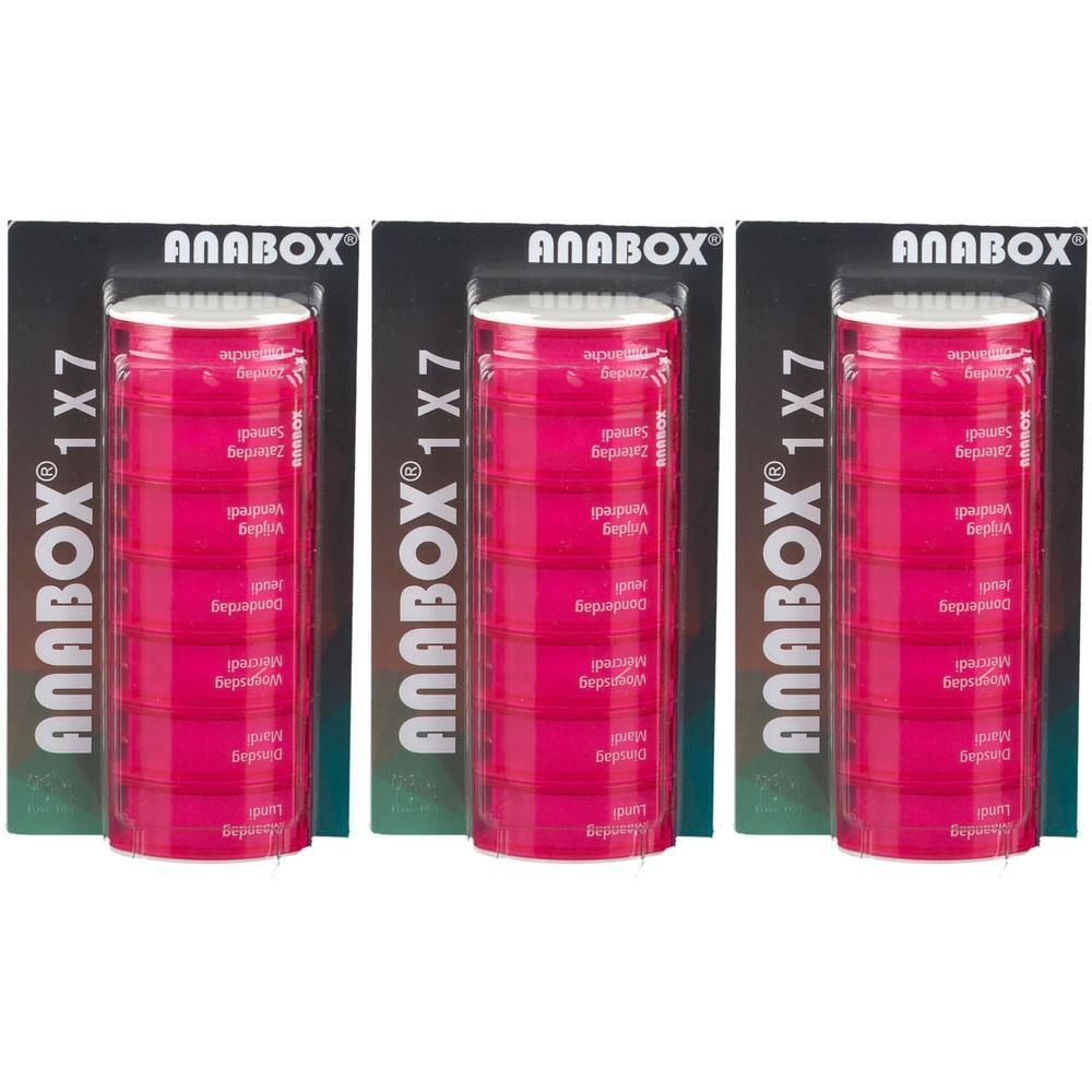 Drie roze pillendoosjes met de tekst ANABOX 1x7. Elk doosje heeft zeven vakken voor dagelijkse medicatie-inname.