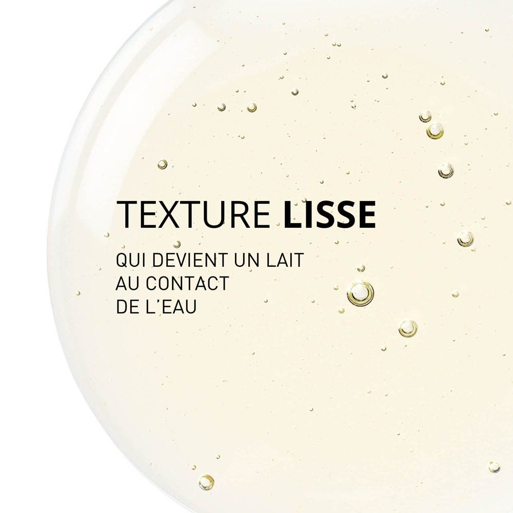Gros plan d'un liquide avec texte: TEXTURE LISSE. Qui devient un lait au contact de l'eau.