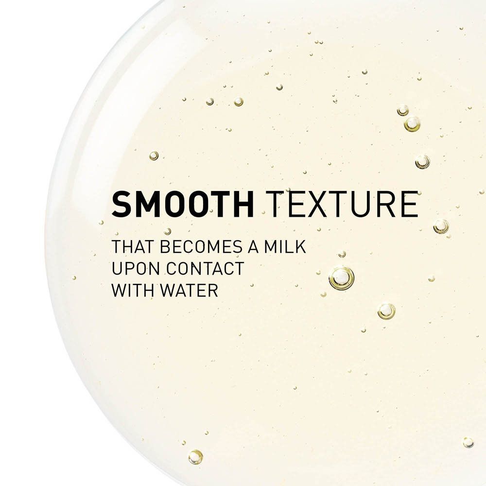 Close-up van vloeistof met tekst: SMOOTH TEXTURE. THAT BECOMES A MILK UPON CONTACT WITH WATER.