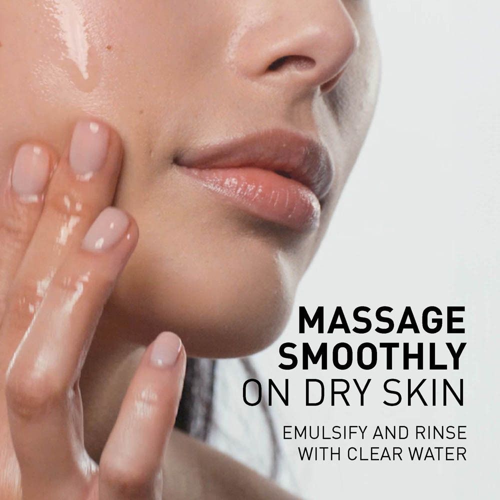 Gezicht met hand die olie aanbrengt. Tekst: MASSAGE SMOOTHLY ON DRY SKIN. EMULSIFY AND RINSE WITH CLEAR WATER.