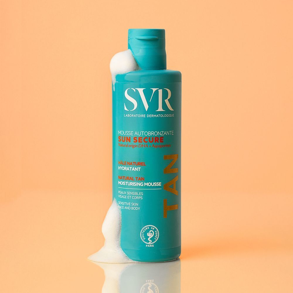 Turquoise flacon SVR Sun Secure Mousse Autobronzante met schuim, op oranje achtergrond.