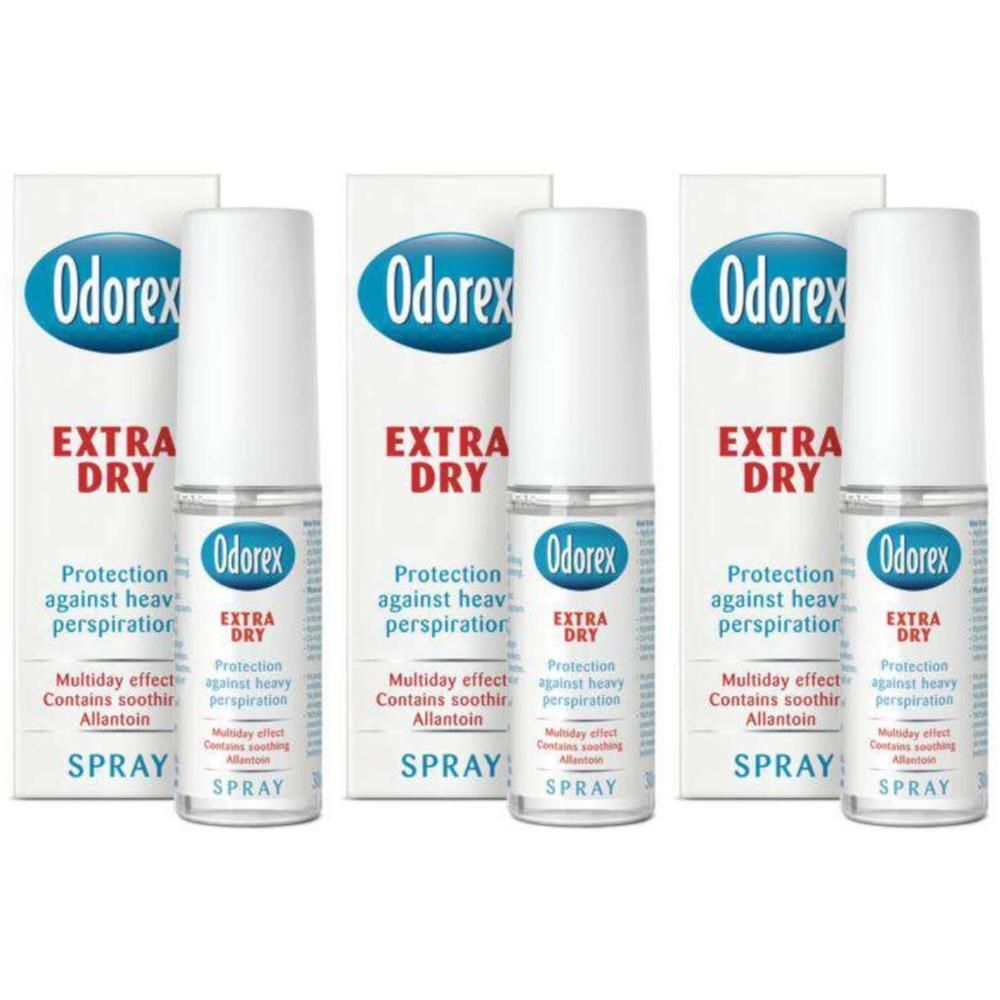Drie flessen en verpakkingen van Odorex Extra Dry Spray. Witte flessen met blauw logo en rode tekst.