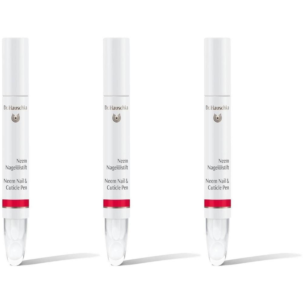 Trois stylos blancs avec une bande rouge. Inscription : Neem Nagelstift, Neem Nail & Cuticle Pen. Marque : Dr. Hauschka.