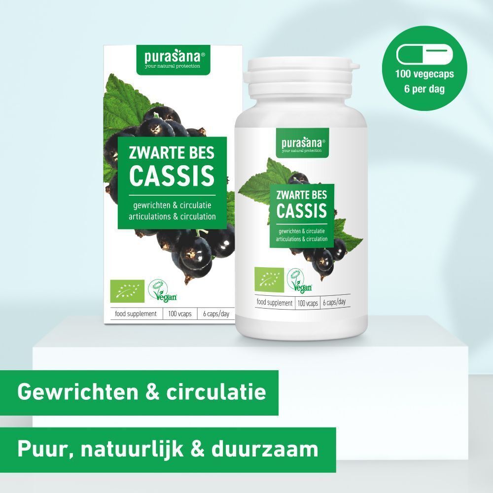 Een witte fles en een doos met etiketten. Opschrift: Zwarte Bes Cassis, bladeren en bessen. Vegan-zegel.