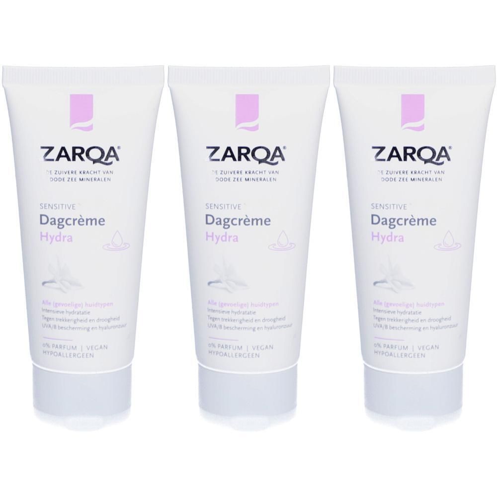 Trois tubes de crème. Sur chaque tube, on lit "ZARQA", "Sensitive", "Dagcrème Hydra". Tubes blancs avec texte et logo violets.