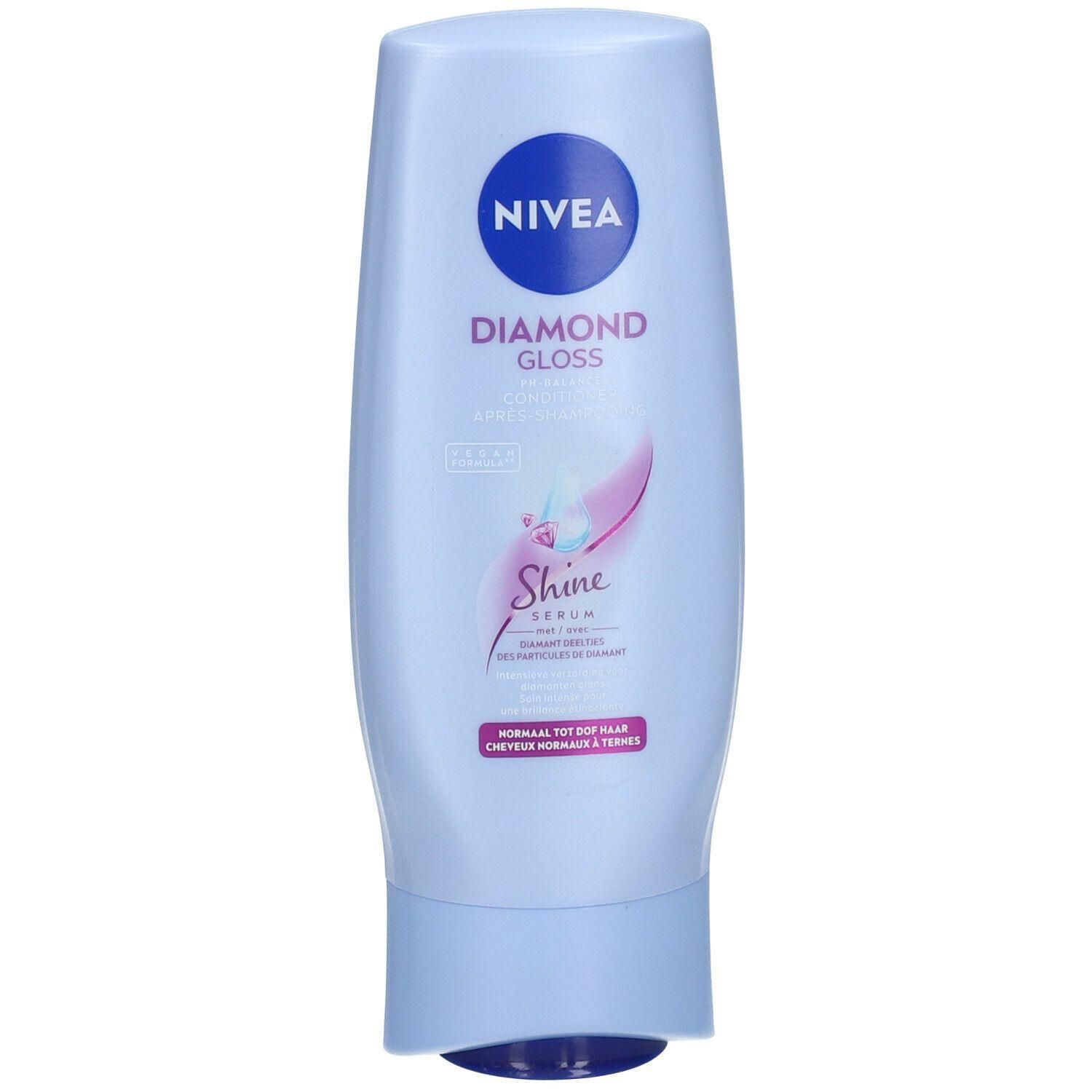 Lichtblauwe Nivea Diamond Gloss Care Après-Shampooing Soin. Fles met blauwe dop en rond logo. Tekst: Diamond Gloss, Shine Serum. Voor normaal haar.