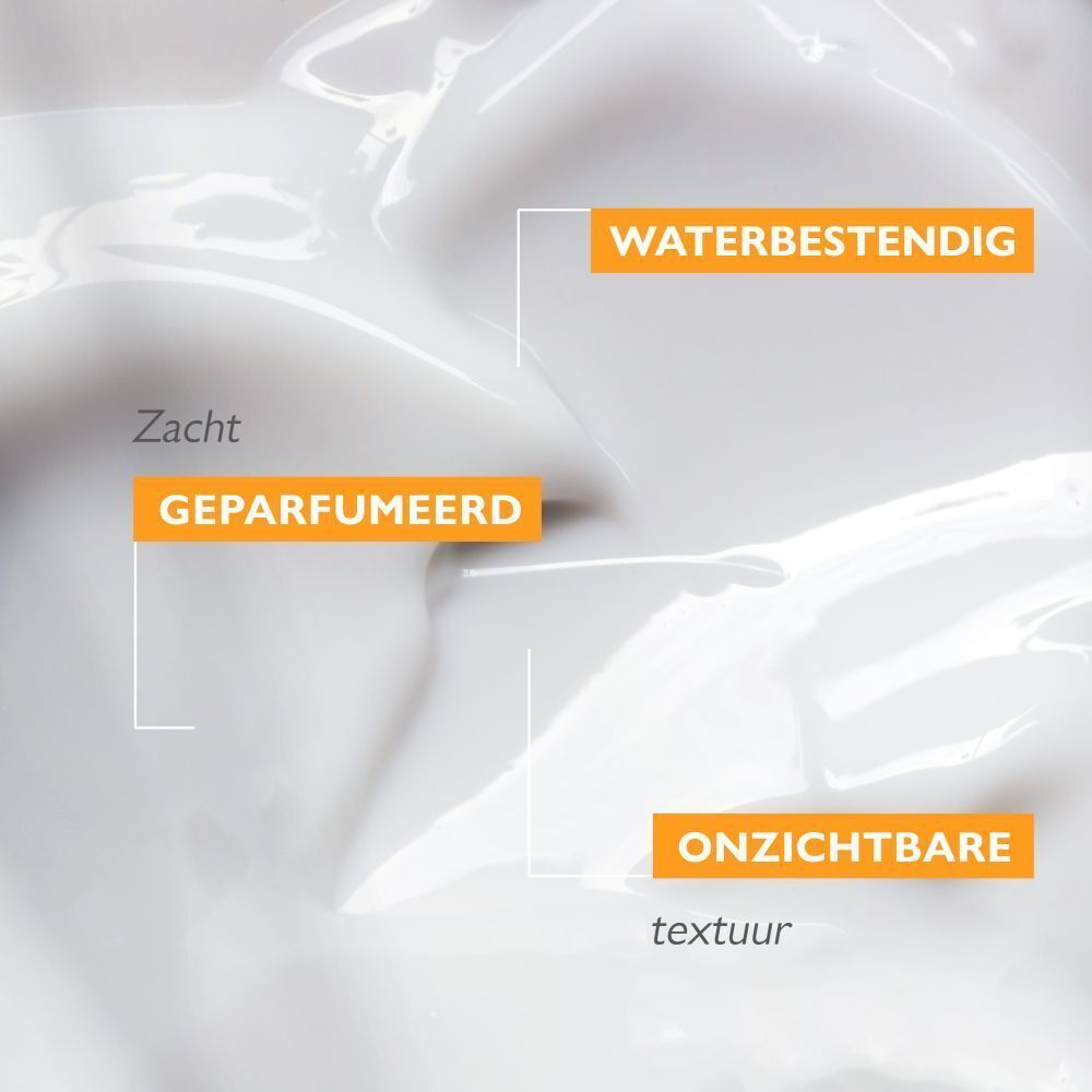 Close-up van een crème. Tekst: Waterbestendig, Zacht geparfumeerd, Onzichtbare textuur.