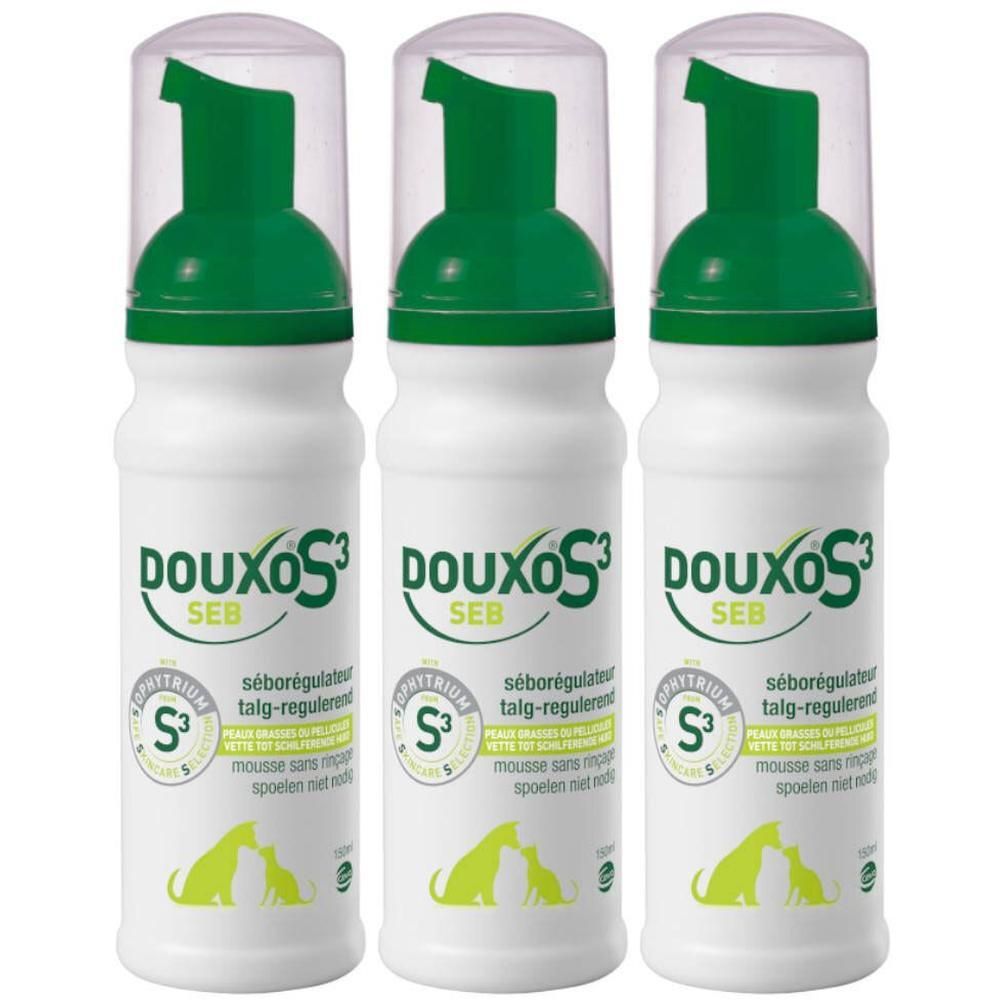Drie witte flessen met groene dop. Opschrift Douxo S3 Seb. Tekst: séborégulateur talg-regulerend. Afbeelding van hond en kat.