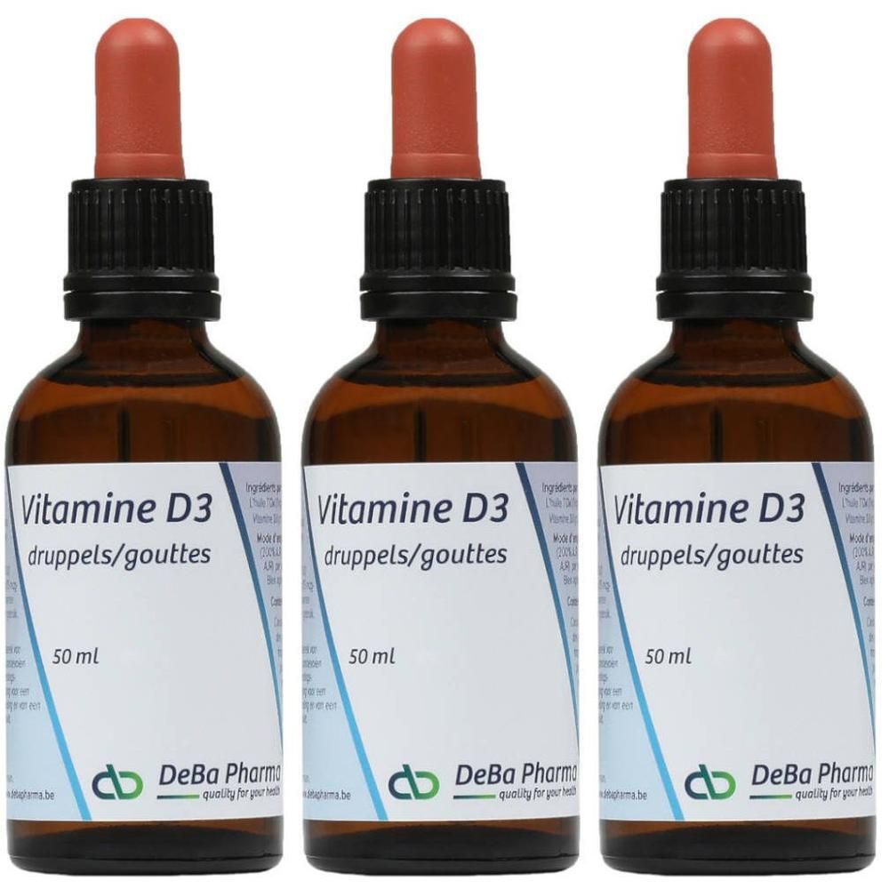 Drie flessen vitamine D3 druppels. Bruine glazen flessen met druppelaars. Opschrift: Vitamine D3, 50 ml, DeBa Pharma.