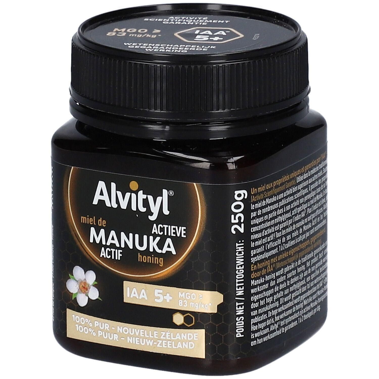 Donkere pot met zwarte deksel. Opschrift Alvityl Miel de Manuka Actif, IAA 5+. 250g. Honing uit Nieuw-Zeeland.