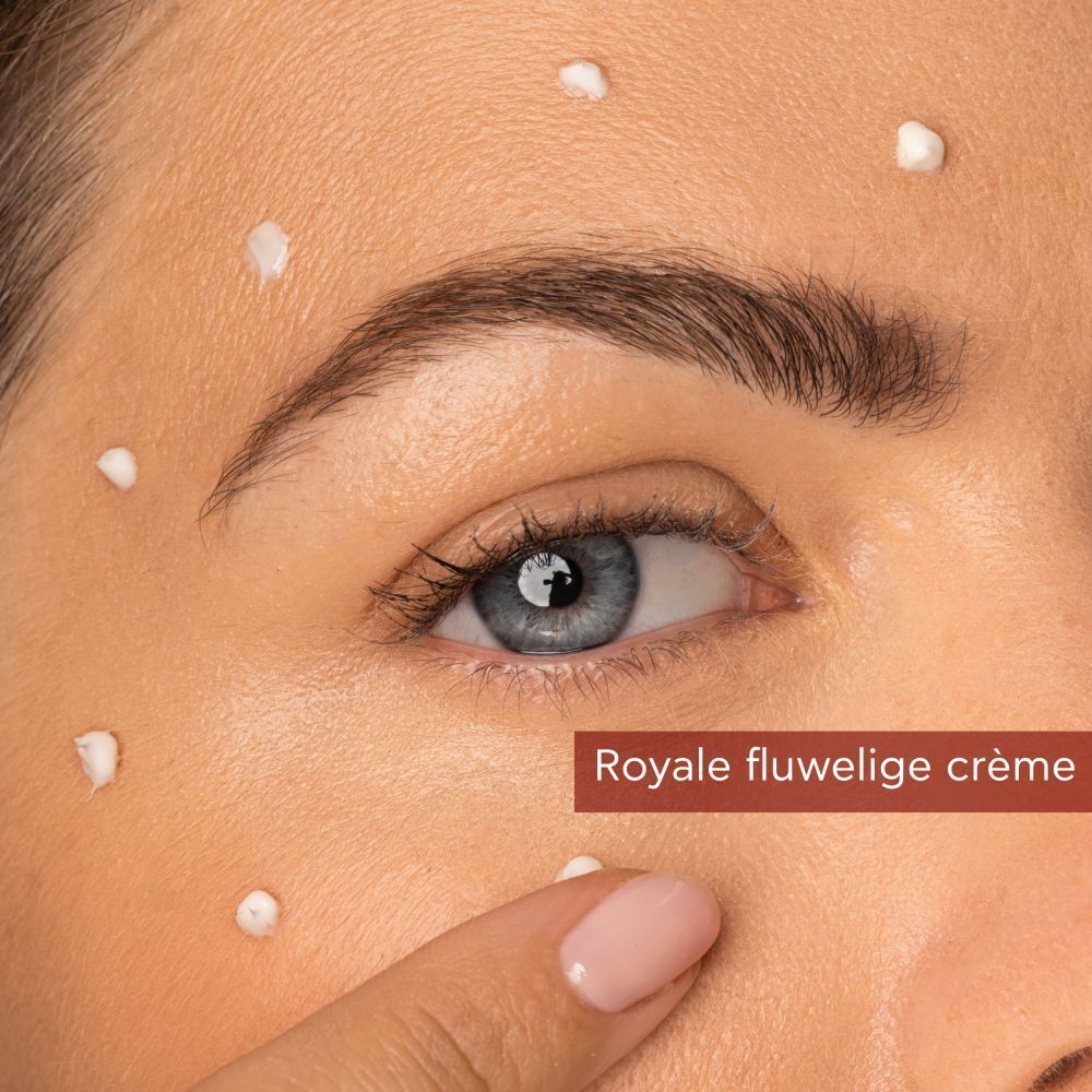 Close-up van een oog met crème-punten. Tekst: Royale fluwelige crème.