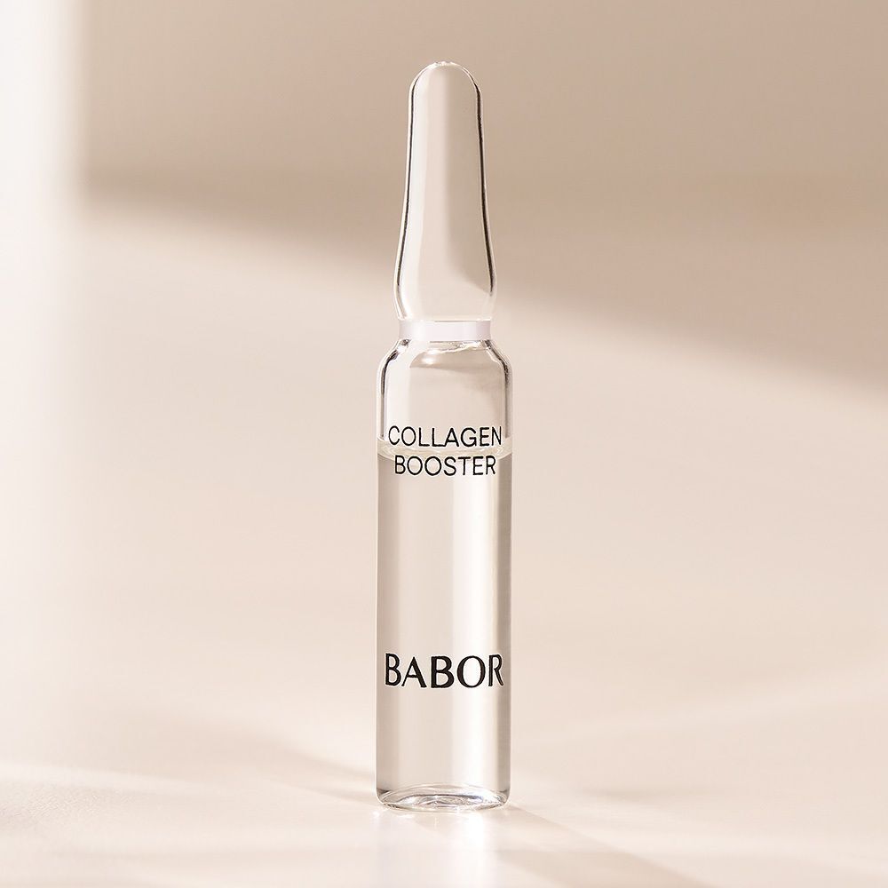 Une ampoule transparente avec du liquide. Texte : "Collagen Booster" et "BABOR".