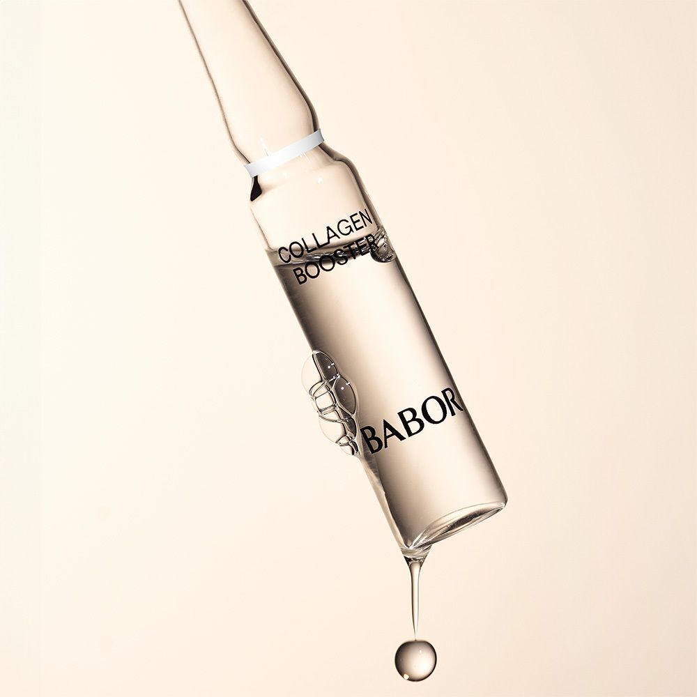 Een transparante ampul met vloeistof, druppels vallen. Tekst: "Collagen Booster" en "BABOR".