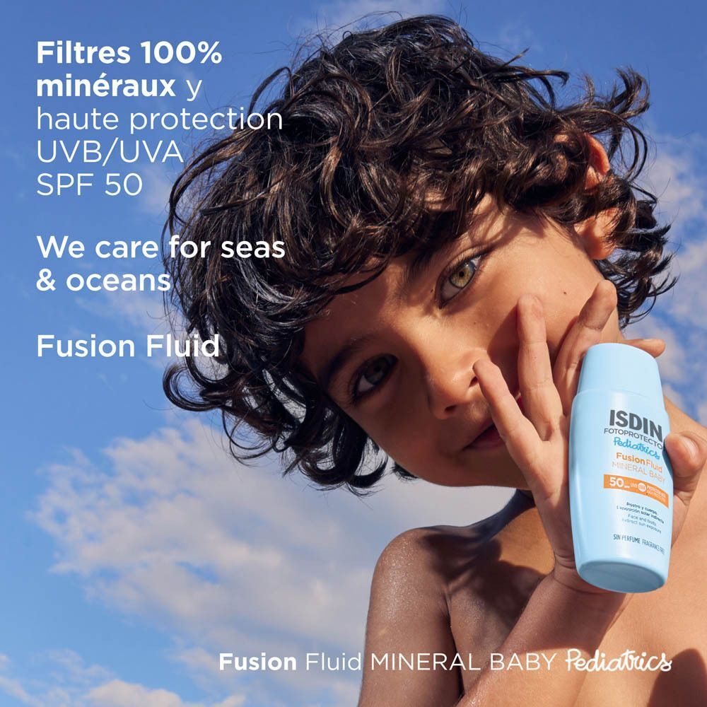 Un garçon tient un flacon bleu. Texte : Filtres 100% minéraux y haute protection UVB/UVA SPF 50, We care for seas & oceans.