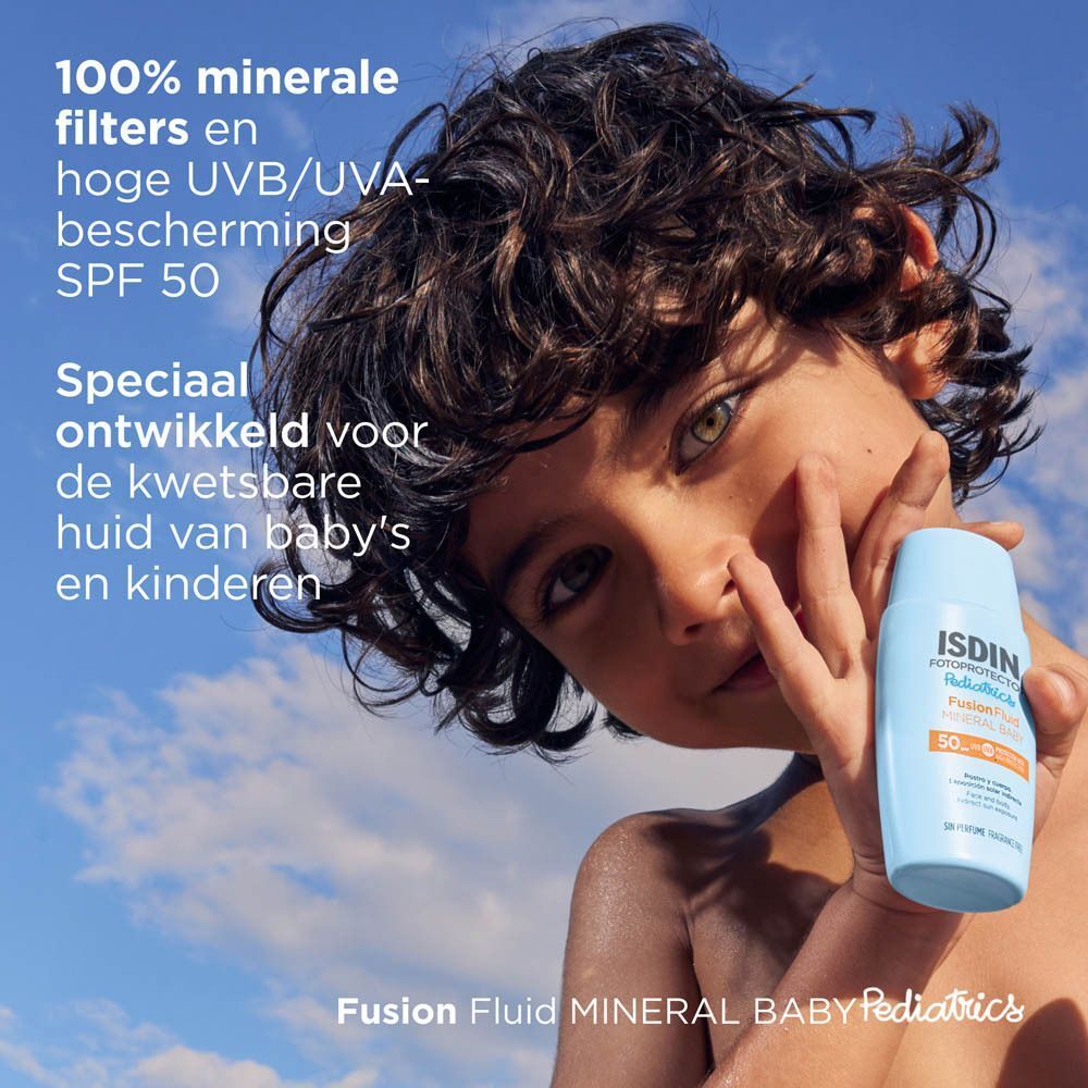 Een jongen houdt een blauwe fles vast. Tekst: 100% minerale filters en hoge UVB/UVA-bescherming SPF 50, Speciaal ontwikkeld voor de kwetsbare huid van baby's en kinderen.