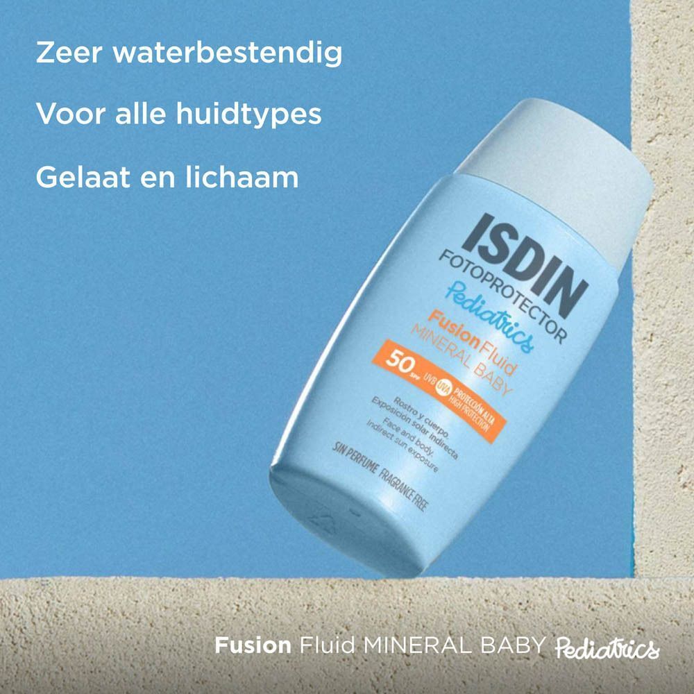 Blauwe fles met tekst: ISDIN Fotoprotector Pediatrics Mineral Baby SPF50+. Tekst: Zeer waterbestendig, Voor alle huidtypes, Gelaat en lichaam.