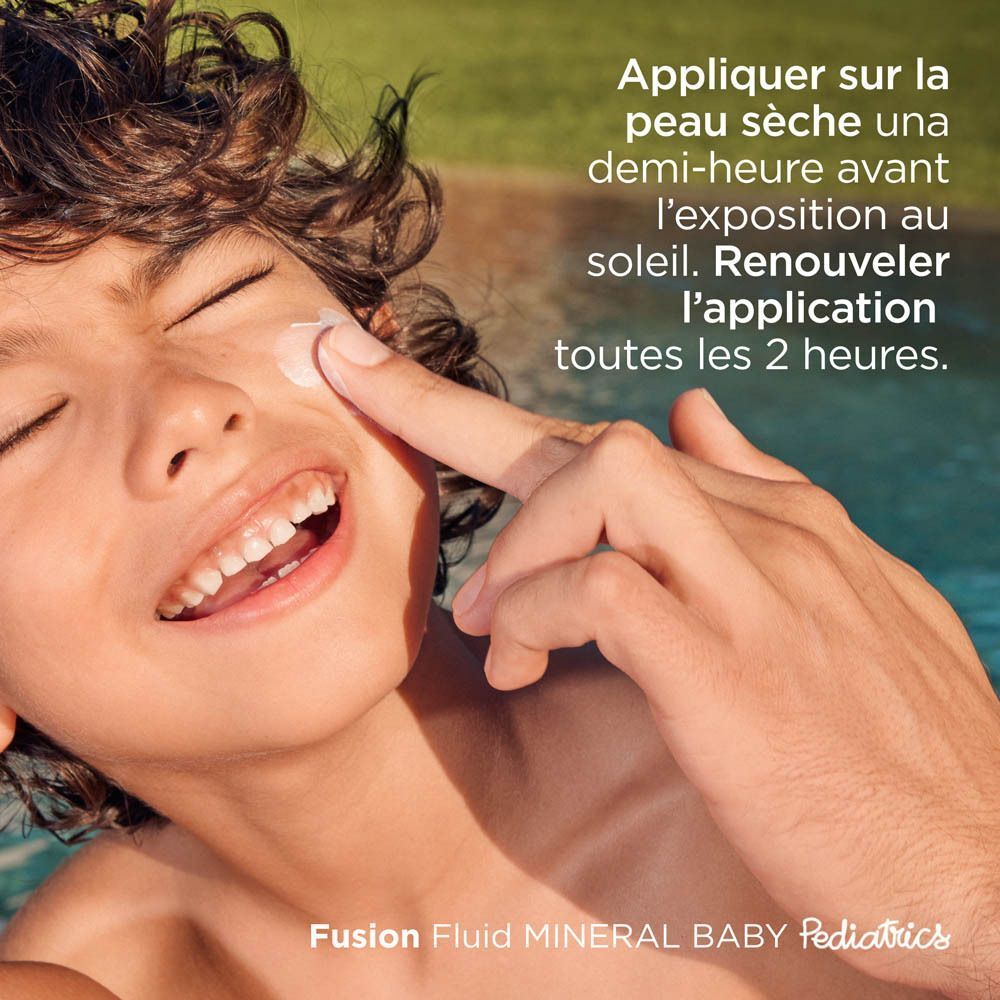 Un garçon applique de la crème solaire. Texte : Appliquer sur la peau sèche une demi-heure avant l'exposition au soleil. Renouveler l'application.
