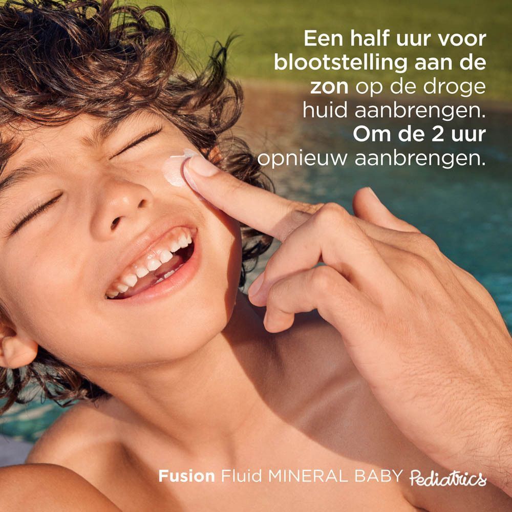 Een jongen brengt zonnecrème aan. Tekst: Een half uur voor blootstelling aan de zon op de droge huid aanbrengen. Om de 2 uur opnieuw aanbrengen.