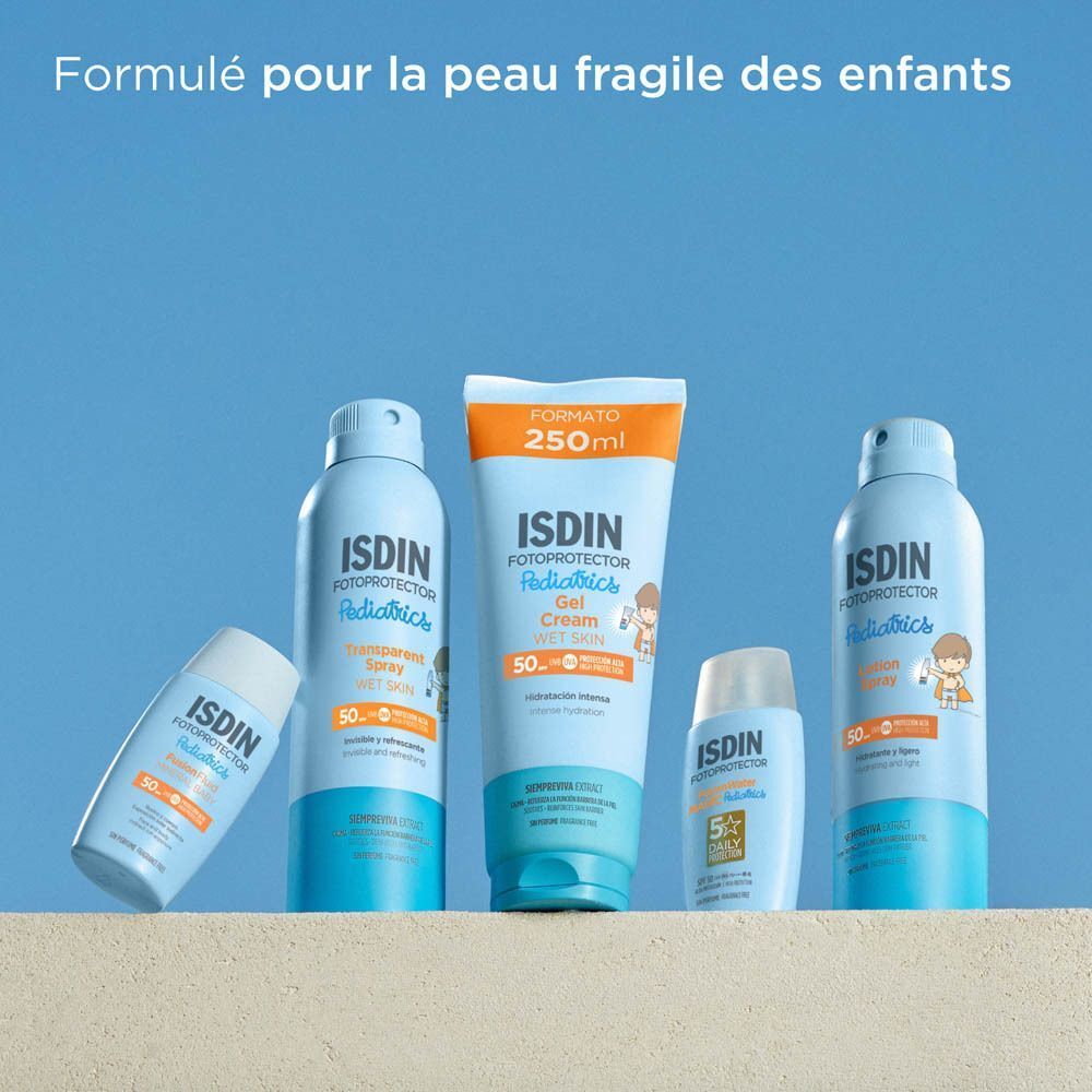 Différents produits ISDIN Fotoprotector Pediatrics. Texte : Formulé pour la peau fragile des enfants.