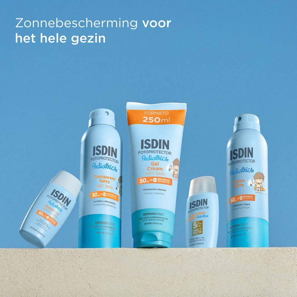 Verschillende ISDIN Fotoprotector Pediatrics producten. Tekst: Zonnebescherming voor het hele gezin.