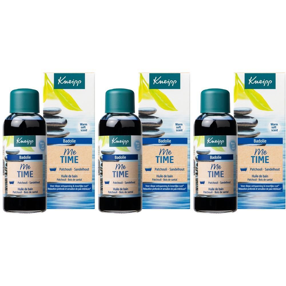 Trois flacons Kneipp Badolie "Me Time" avec emballage. Flacons avec bouchon vert, étiquette avec nom et logo du produit.